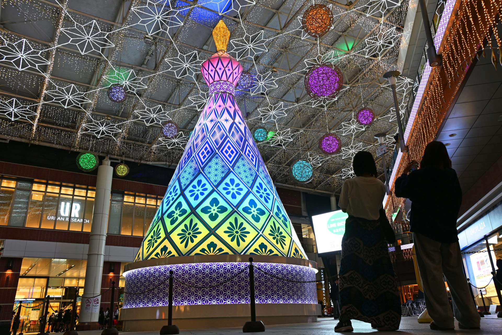 アミュ広場を華やかに彩るイルミネーション＝７日、鹿児島市中央町