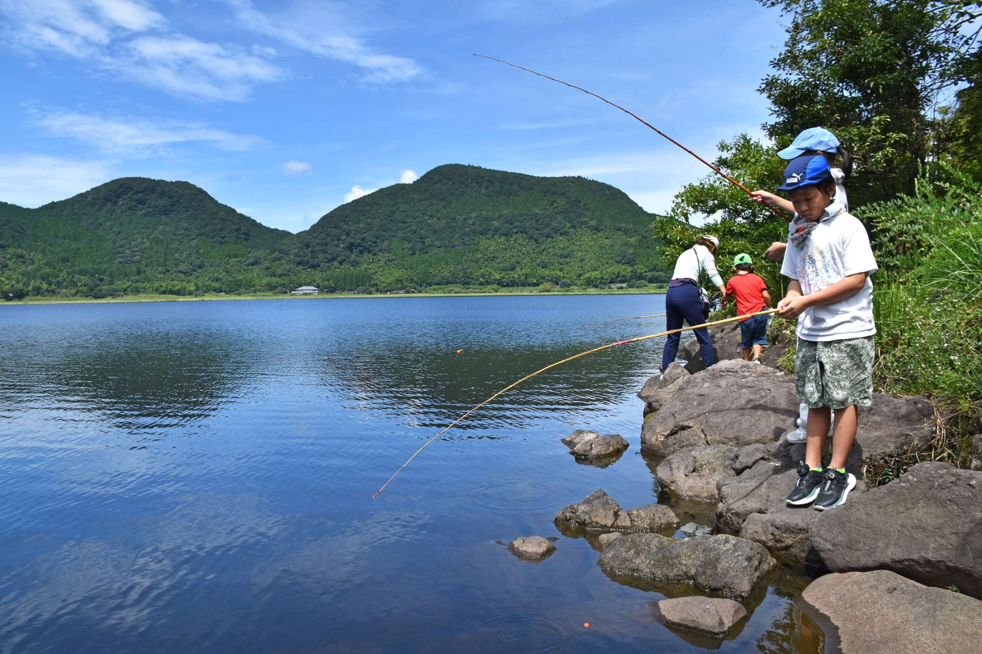 外来魚駆除を目的とした釣り大会＝８月、薩摩川内市の藺牟田池