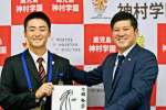 指名あいさつを受け、西武の西口監督のサイン入り色紙を手渡す岳野竜也スカウト（右）と神村学園高の今岡拓夢内野手＝同校