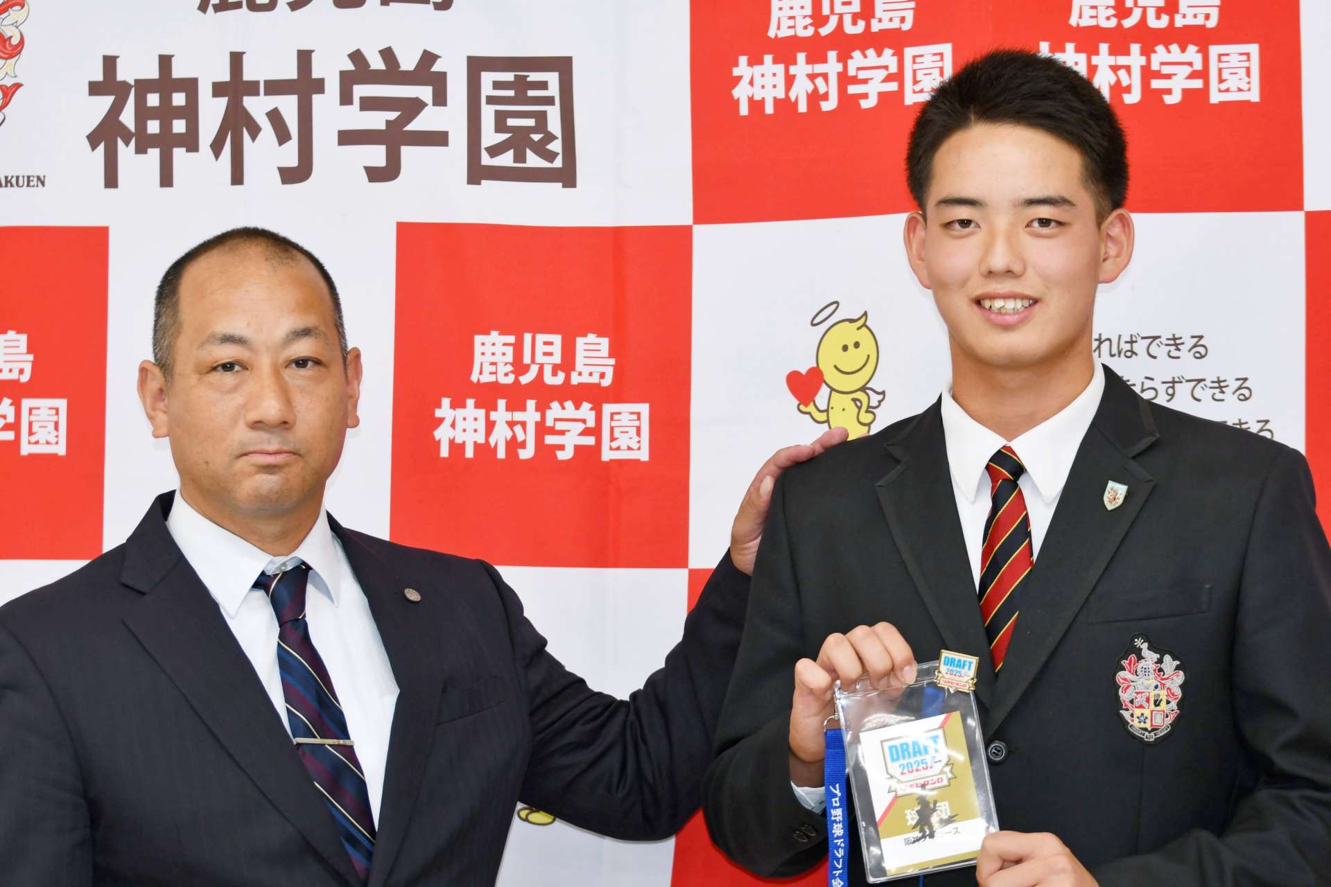 神村学園高の早瀬朔投手（右）に指名あいさつに訪れた阪神の前田忠節スカウト＝同校