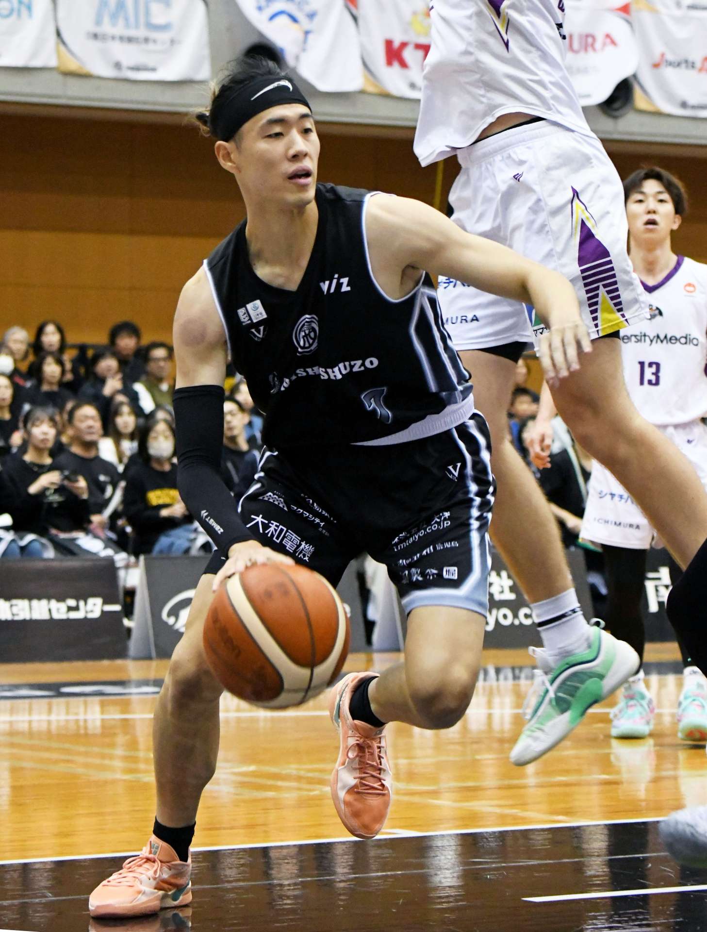 前半、ゴール下へ攻め込むレブナイズの飴谷＝サンアリーナ川内