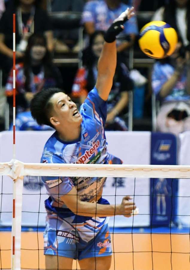 経験に裏打ちされた力強いスパイクを決める長友＝ユピテルアリーナ霧島