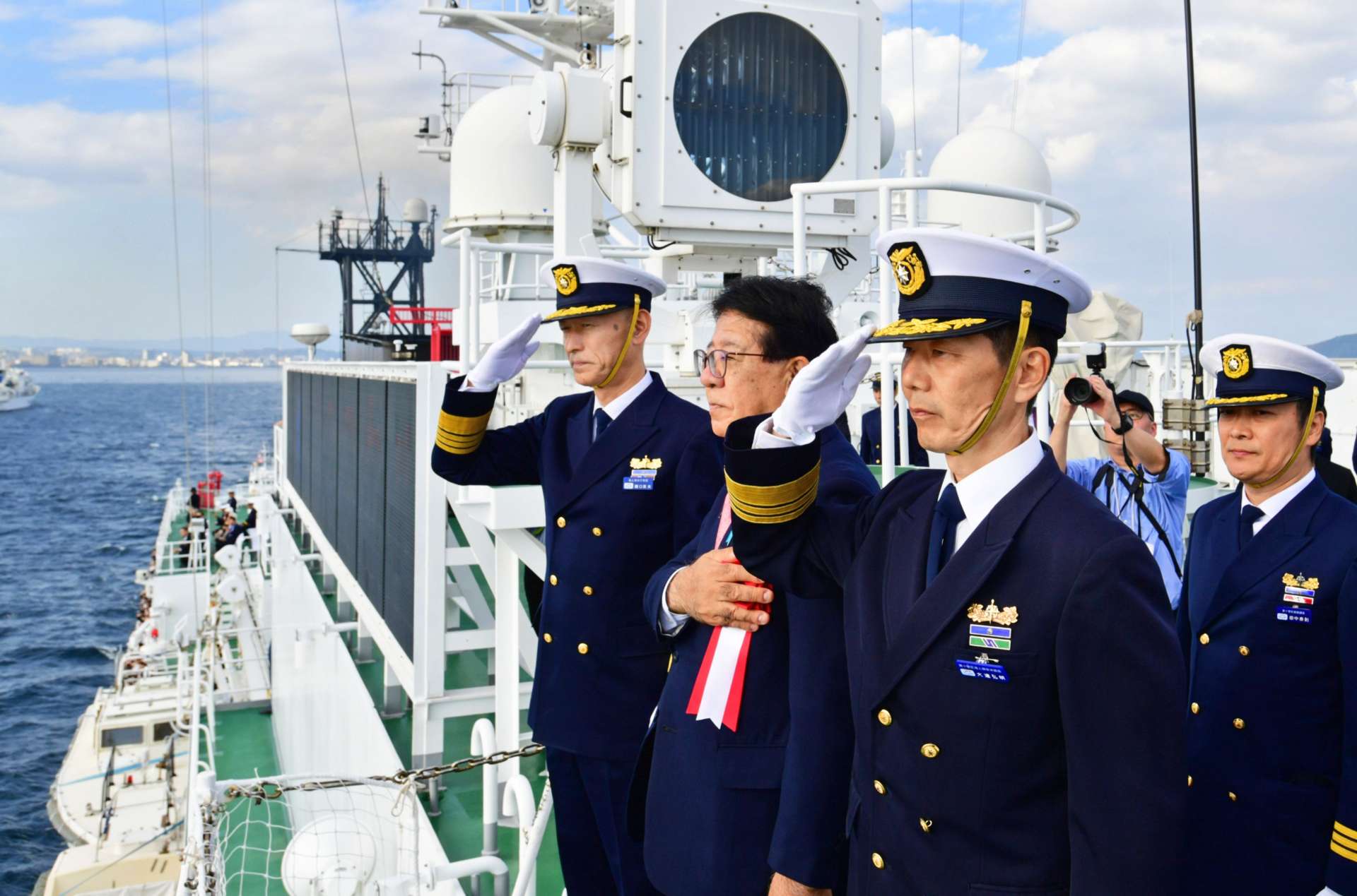 巡視船に答礼する金子恭之国交相（左から２人目）＝鹿児島湾