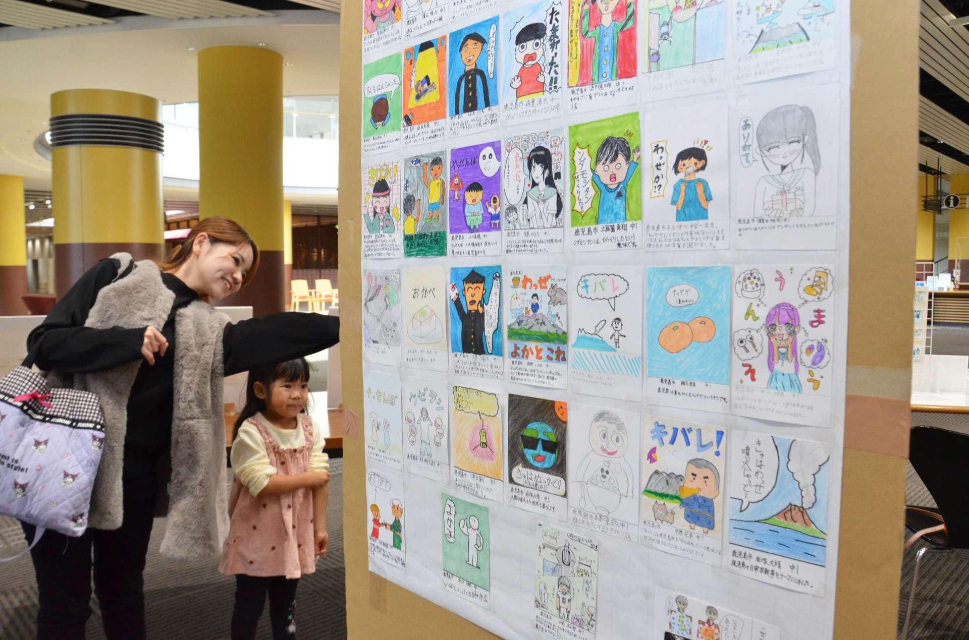 （別カット）方言のイラストに見入る来場者＝鹿児島市のカクイックス交流センター