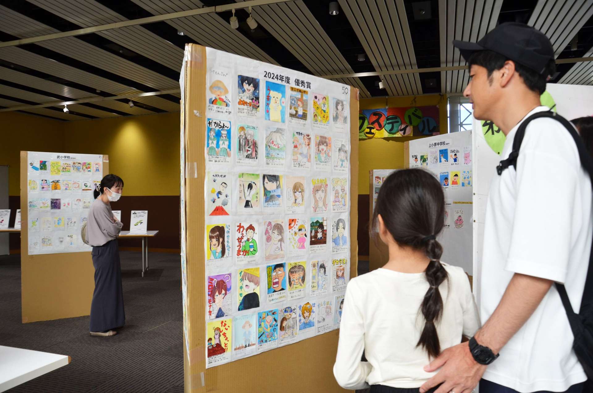 方言のイラストに見入る来場者＝鹿児島市のカクイックス交流センター