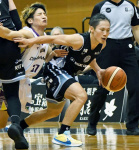 第３クオーター、相手守備をかいくぐって攻め込むレブナイズの兒玉＝サンアリーナせんだい