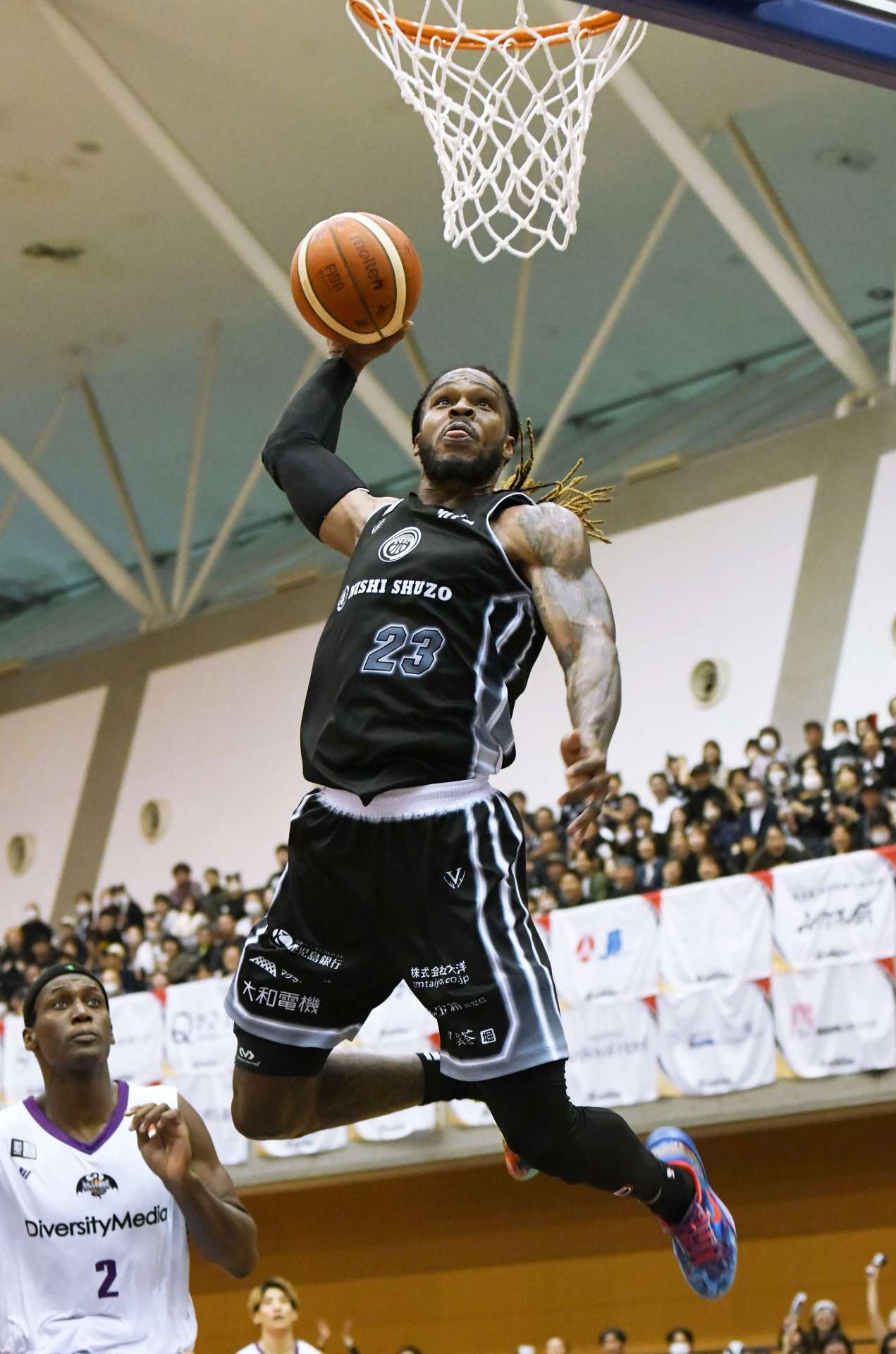 豪快なダンクを決めるレブナイズのゲインズ＝サンアリーナせんだい