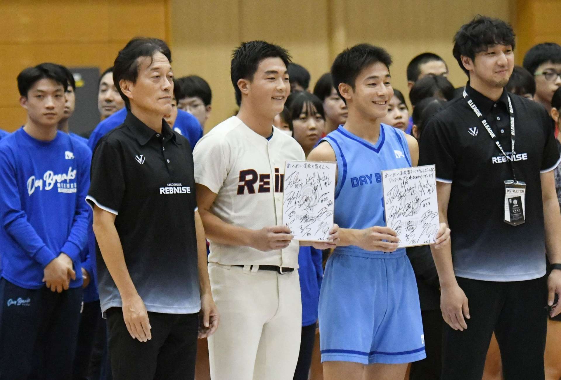 ハーフタイム中に激励を受けるれいめい高の伊藤（中央）ら＝サンアリーナせんだい