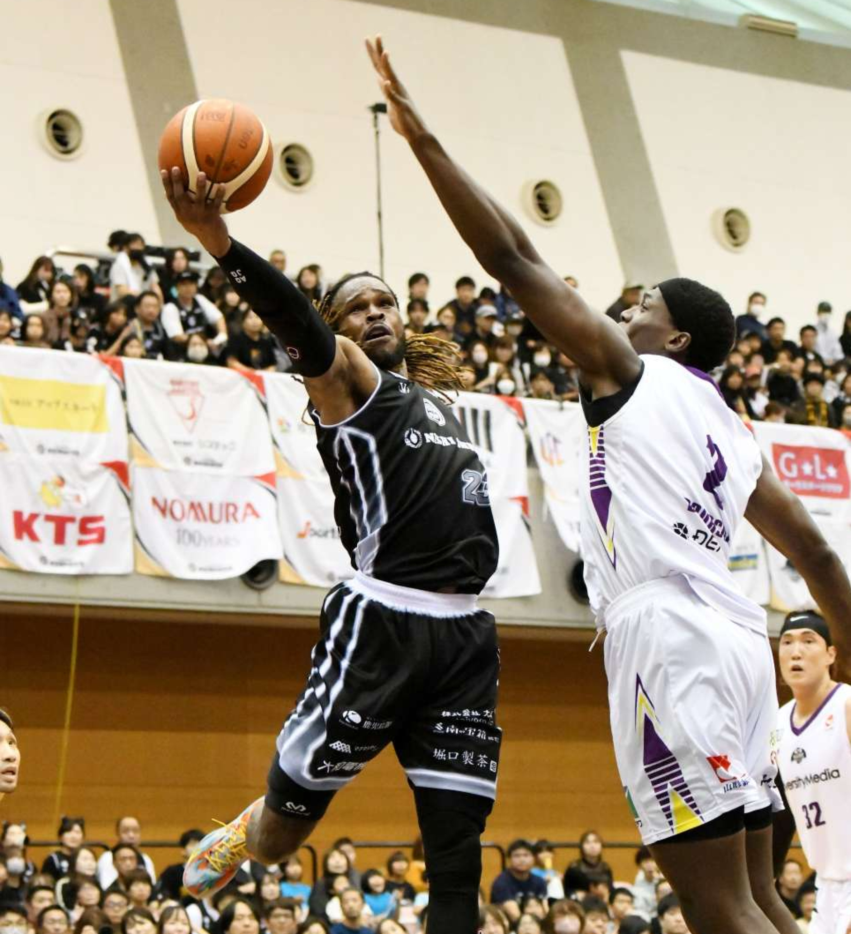 第１クオーター、相手を空中でかわし、得点するレブナイズのゲインズ＝サンアリーナせんだい