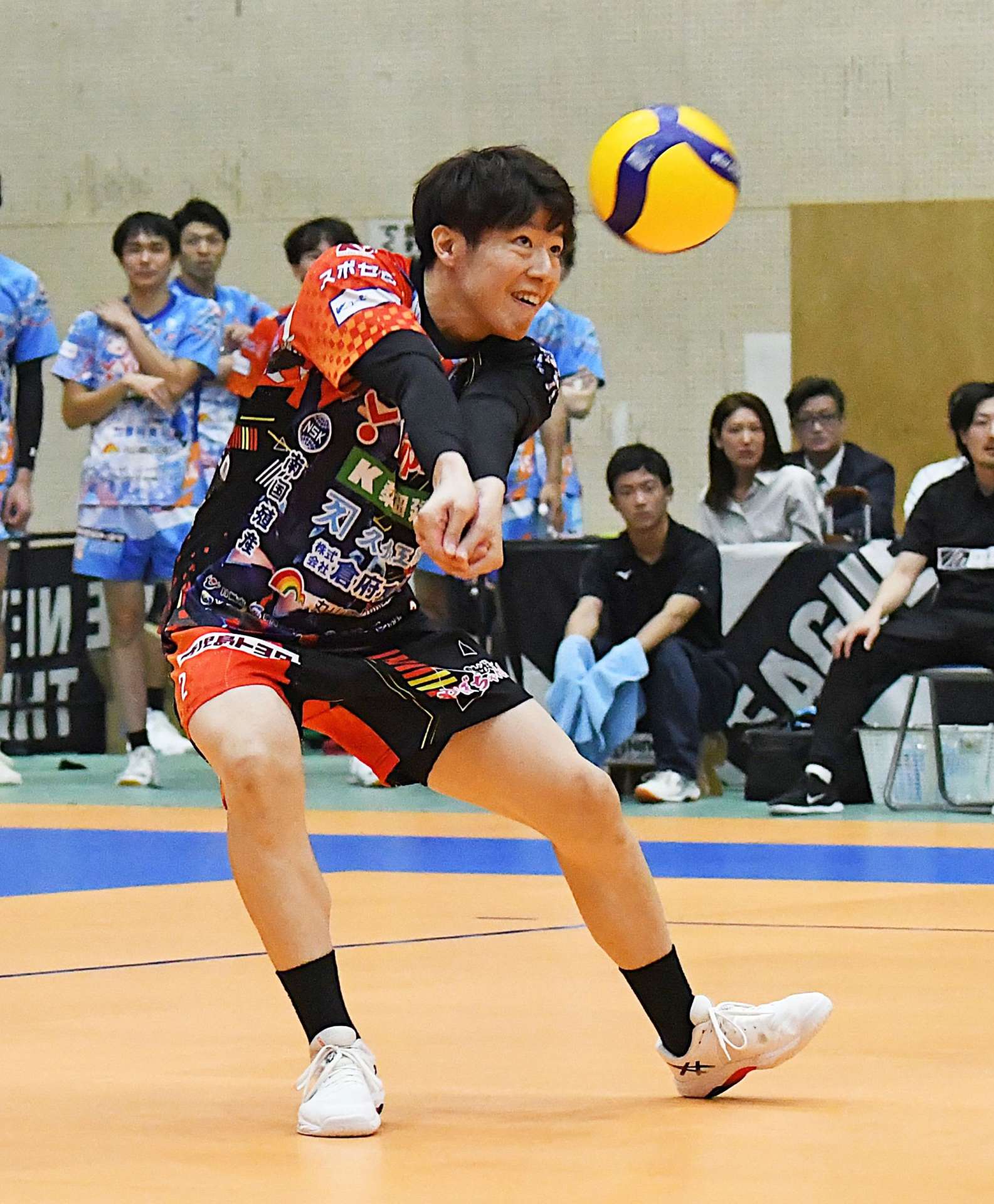 第３セット、相手サーブをレシーブするフラゴラの久保田＝フラゴラアリーナ日置