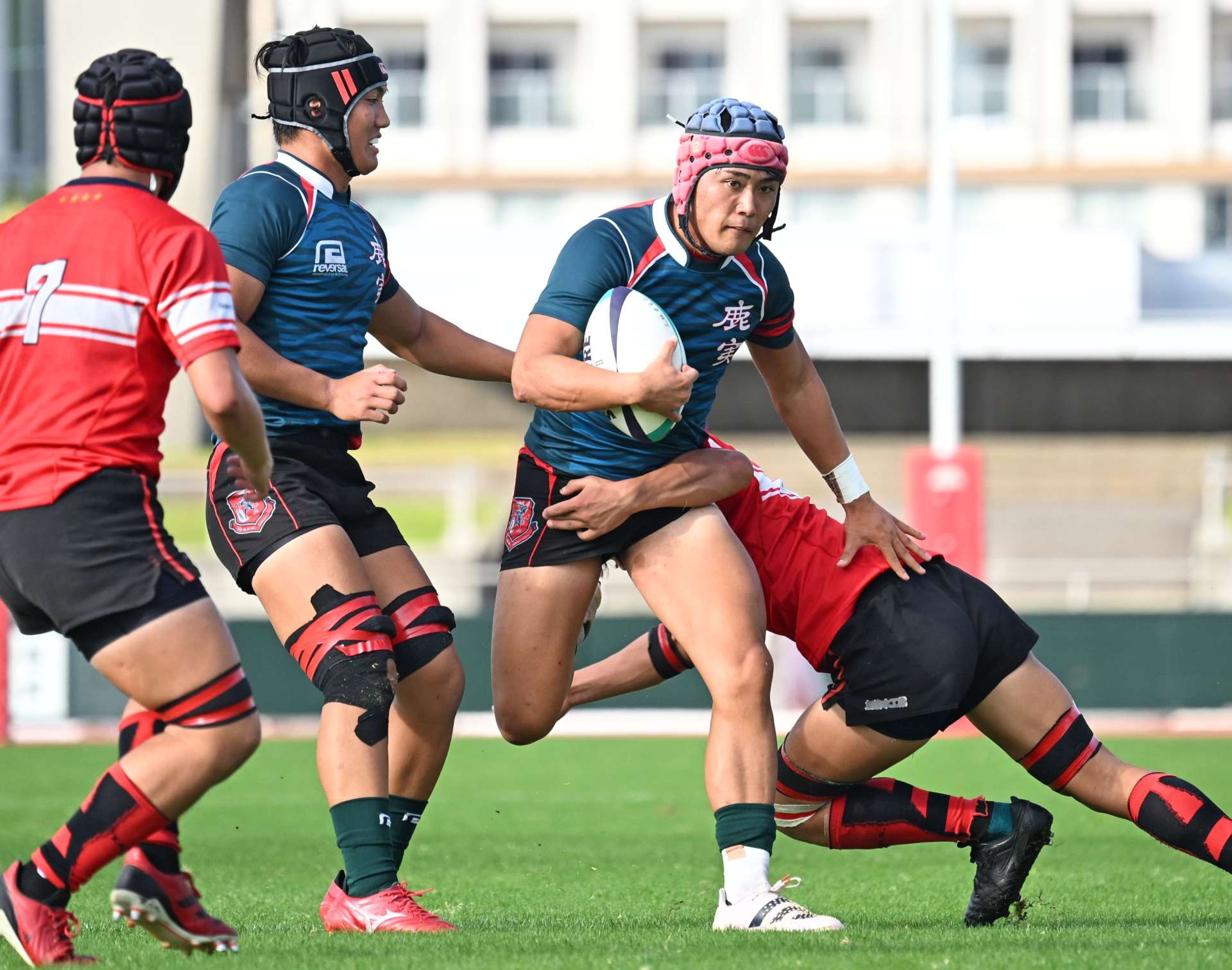 前半、相手をかわしながら攻める鹿実の徳永＝白波スタジアム