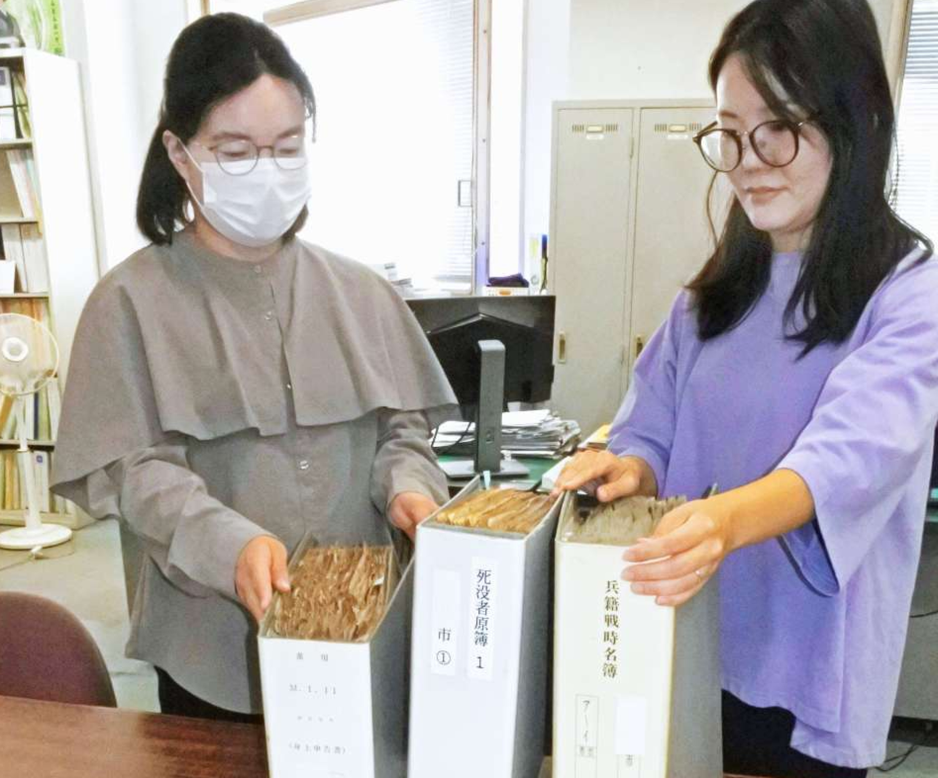 鹿児島県が保管する旧陸軍の軍歴資料＝６日、県庁