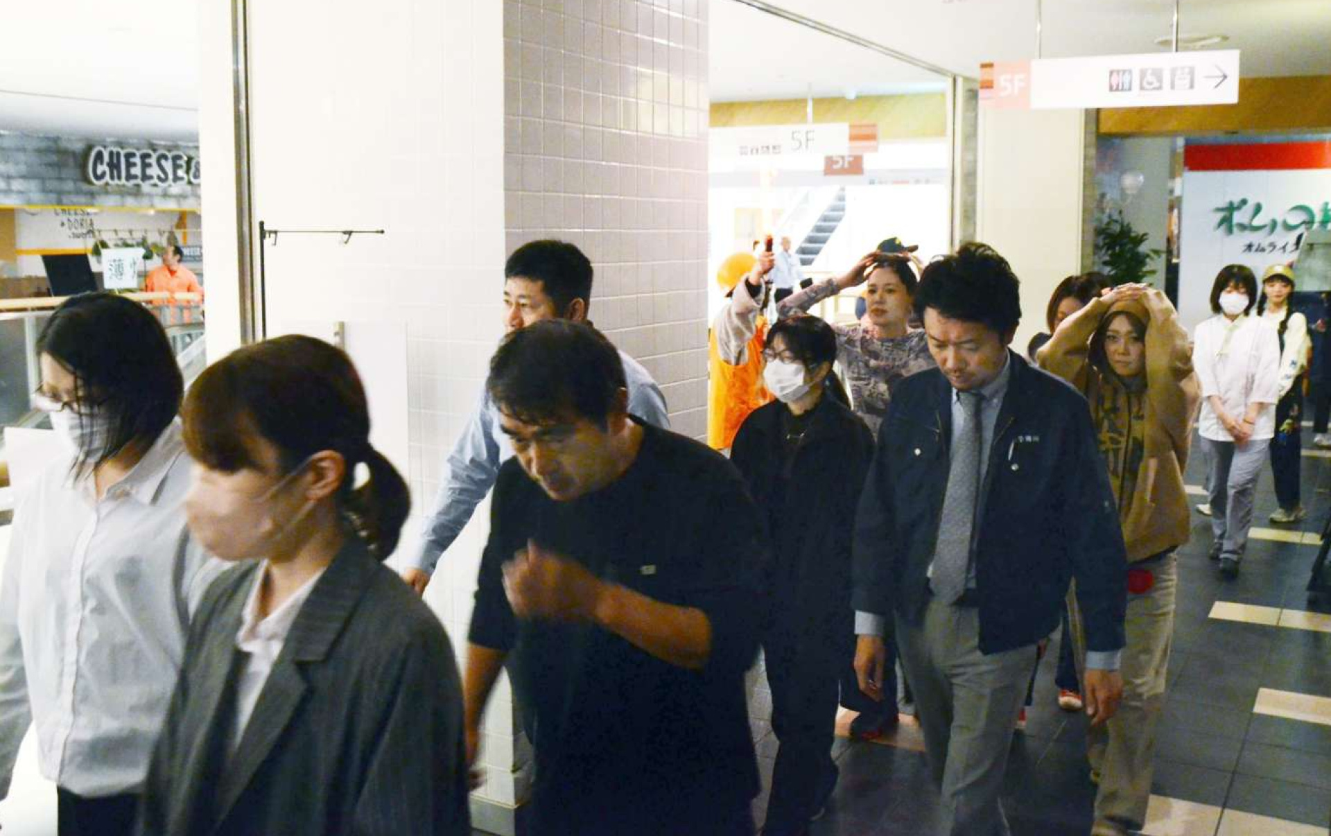 防災訓練で避難する従業員ら＝鹿児島市中央町のアミュプラザ鹿児島