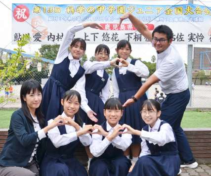 科学の甲子園ジュニア全国大会に出場を決めた（前列左から）徳田妃さん、内村凜さん、帖佐実怜さん、（後列左から）鮎川愛さん、上下悠花さん、下桐優育さんと、指導に当たる理科教諭＝鹿児島市の鹿児島大学付属中学校