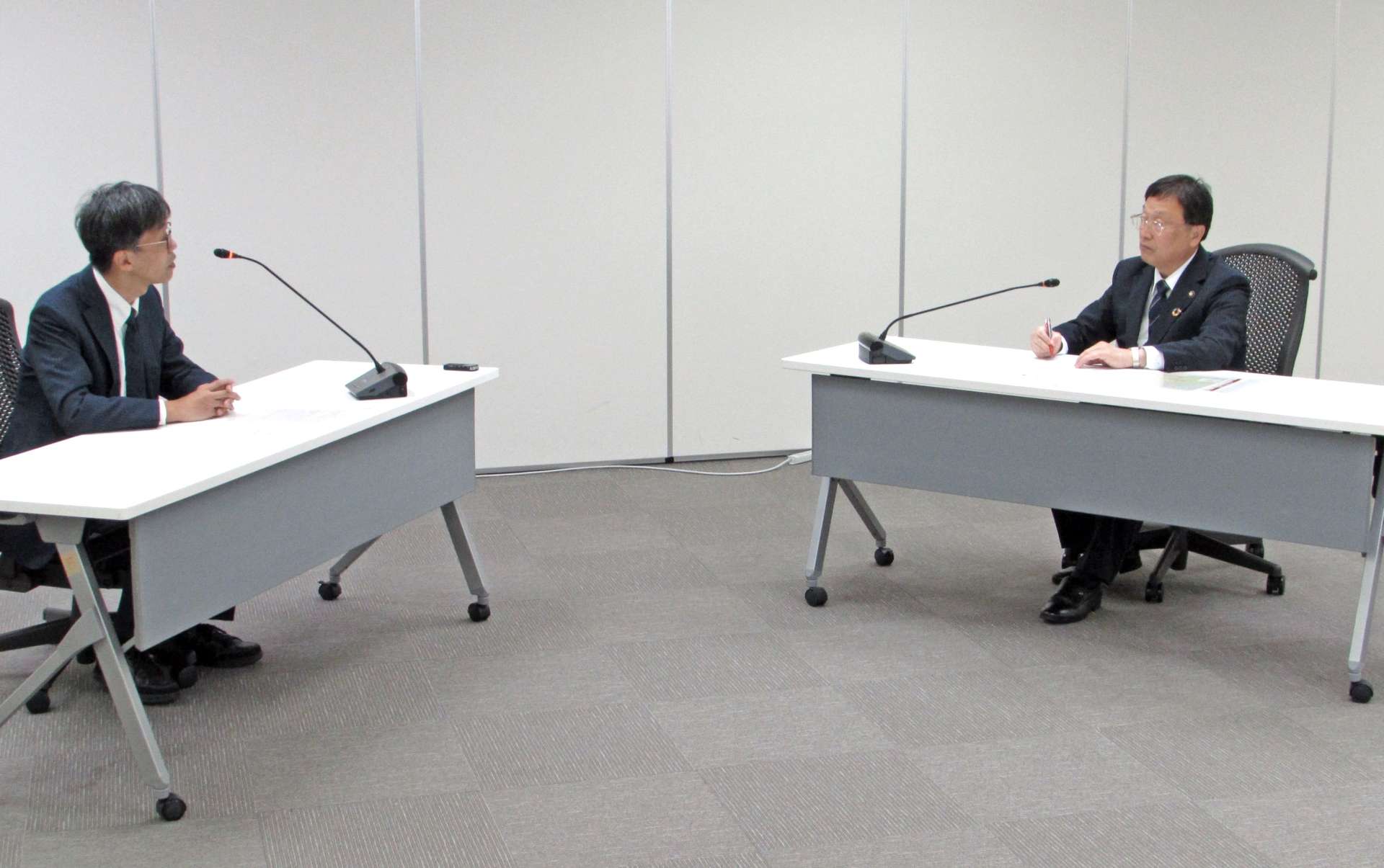 川内原発で計画される乾式貯蔵施設の厳正な審査などを求める薩摩川内市の田中良二市長（右）＝原子力規制委員会