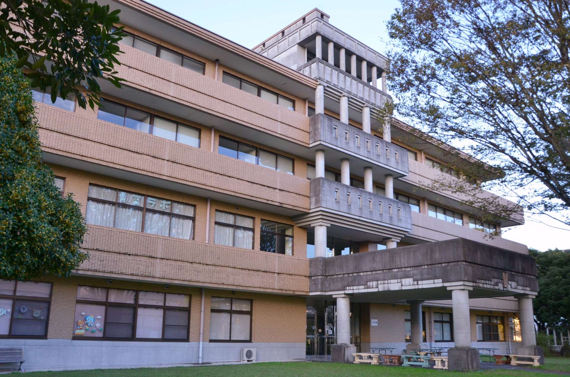 「あやめ野中学校」が入る南九州大学都城キャンパス「ひばり館」＝都城市立野町