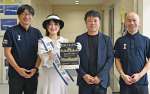 「神戸ルミナリエ」への来場を呼びかける神戸観光親善大使の妙本磨耶さん（左から２人目）ら＝鹿児島市の南日本新聞社