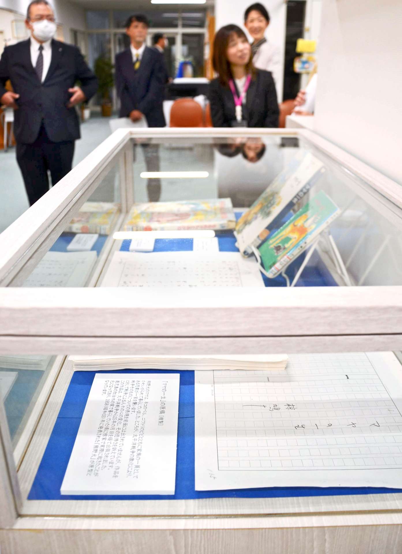 開設された椋鳩十文庫の展示コーナー。作品の複製原稿などが並ぶ＝鹿児島市高麗町の鹿児島女子短大