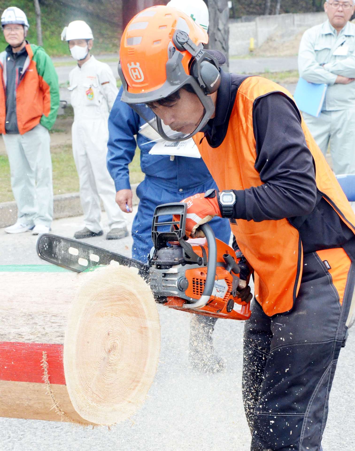 丸太を輪切りする最優秀賞の松村卓治さん＝１１日、姶良市