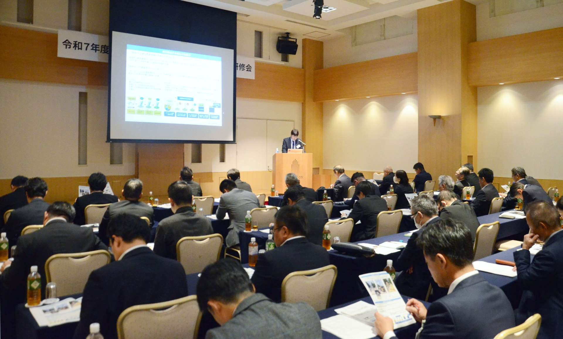 畜産飼料のトラック運送業務の改善策を学んだ研修会＝１１日、鹿児島市