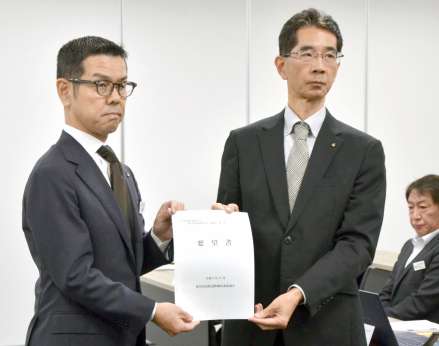 ＪＲ九州の海老原毅鹿児島支社長（左）に要望書を手渡す県総合政策部の伊瀬知強参事＝１１日、鹿児島市の同支社