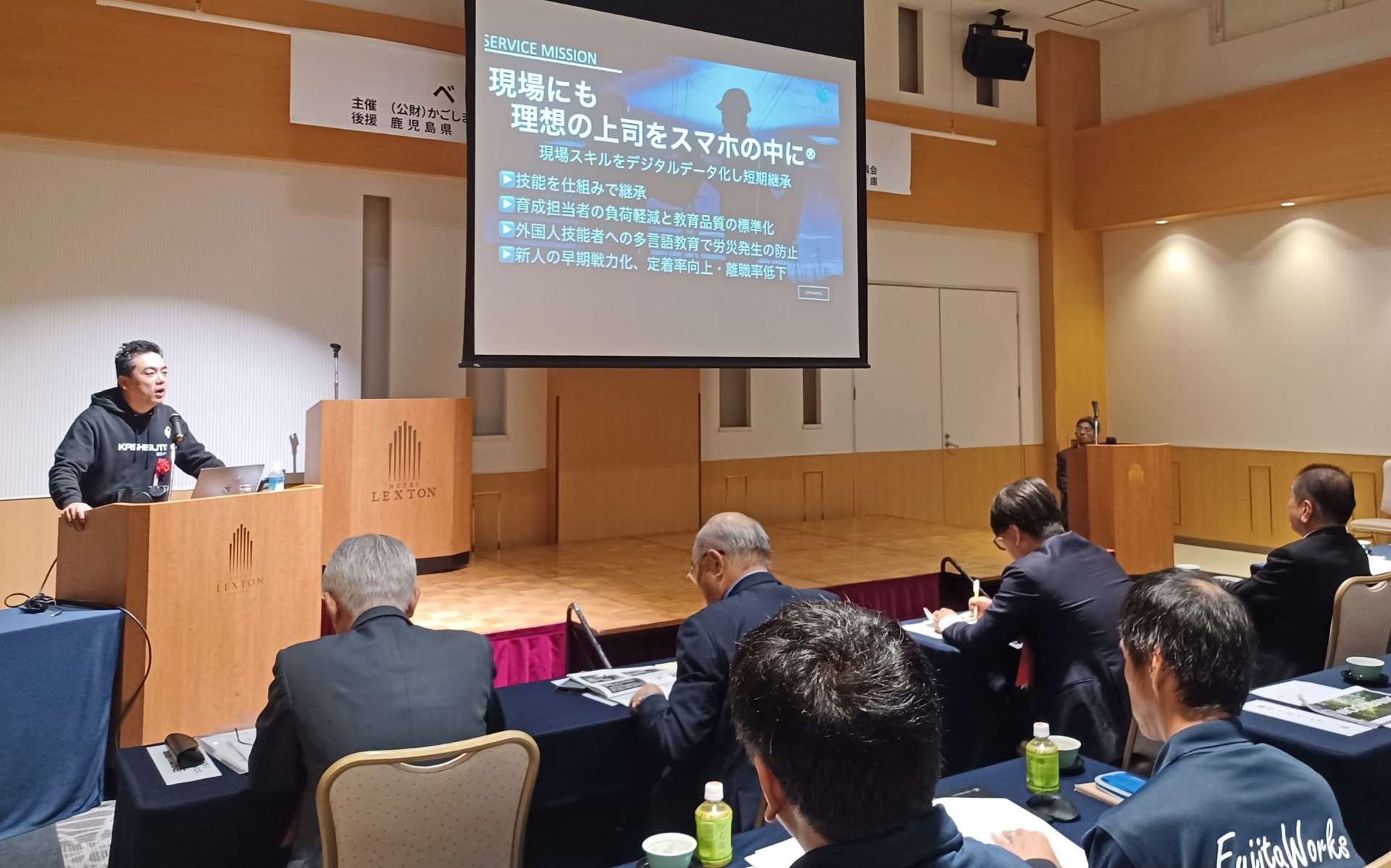 ビジネスプランについて発表するカシストの吉松良平社長＝１２日、鹿児島市のホテルレクストン鹿児島