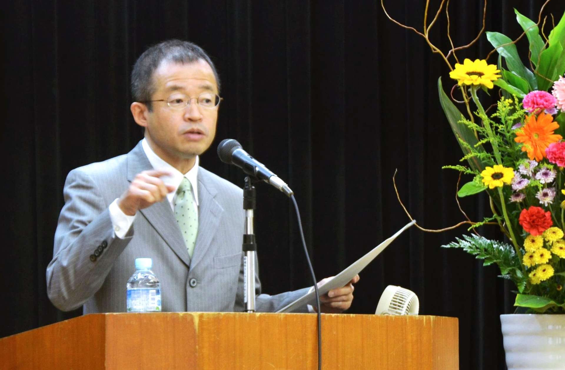 「怪異」が「妖怪」へと変容した流れを語る香川雅信さん＝都城市姫城町