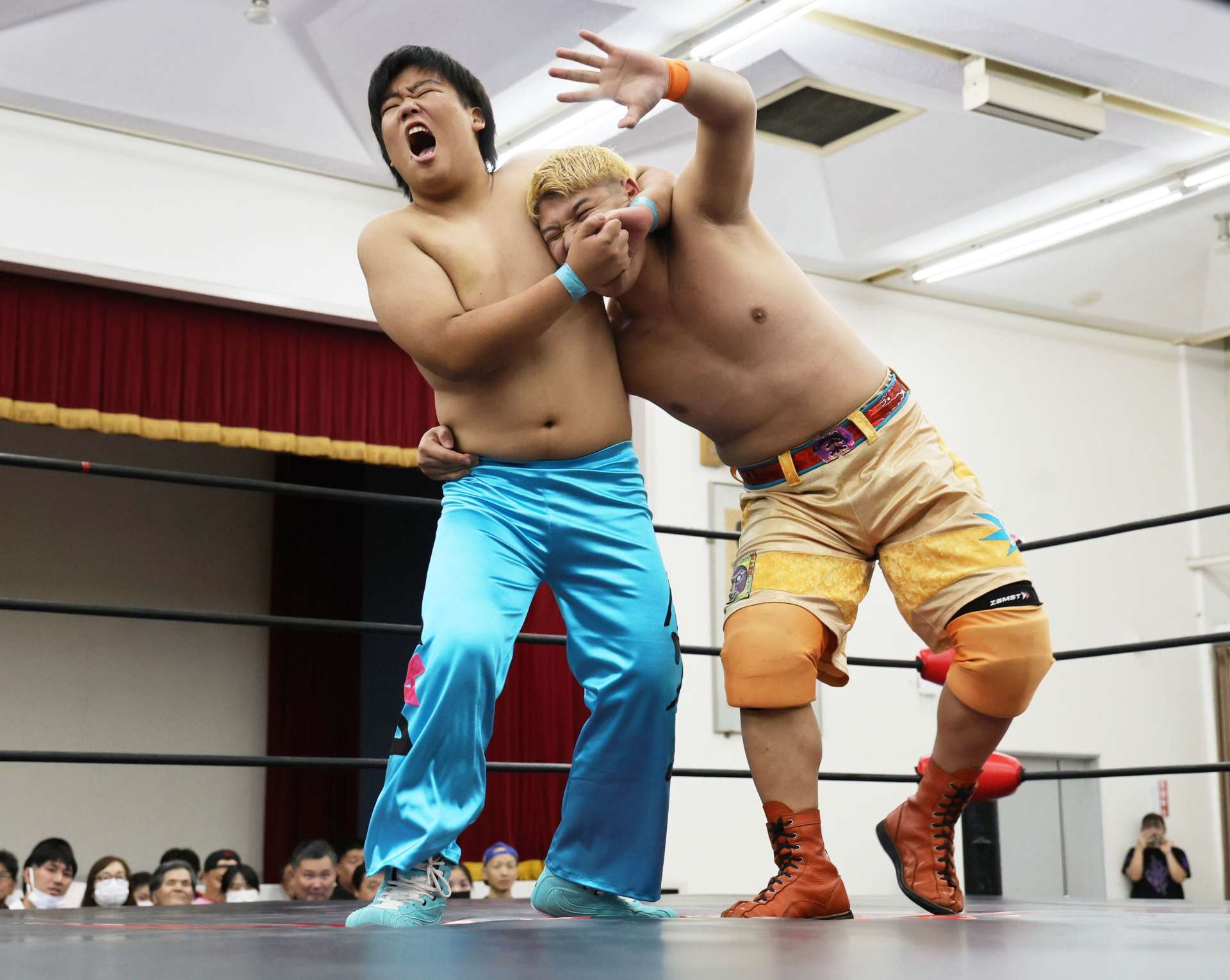 デビュー戦で果敢に攻めるダゼー鹿児島選手（左）＝鹿児島市のオロシティーホール