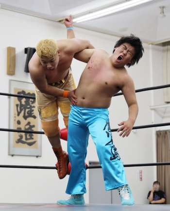 （別カット）デビュー戦で果敢に攻めるダゼー鹿児島選手（右）＝鹿児島市のオロシティーホール