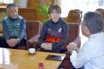 西平良将市長（右端）と語らう尾塚愛実選手＝阿久根市役所