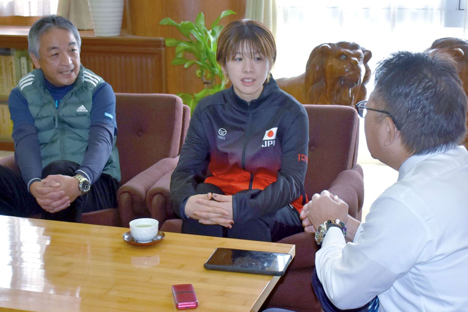 西平良将市長（右端）と語らう尾塚愛実選手＝阿久根市役所