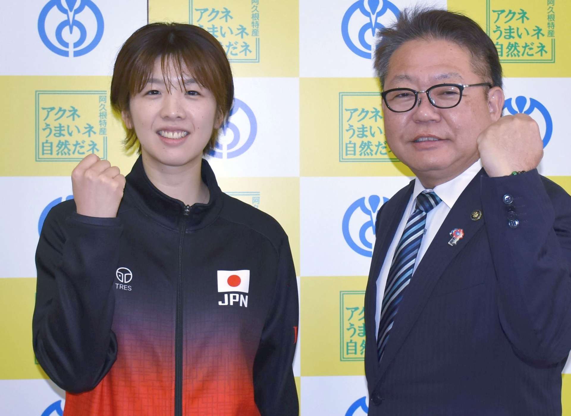 健闘を誓う尾塚愛実選手（左）＝阿久根市役所