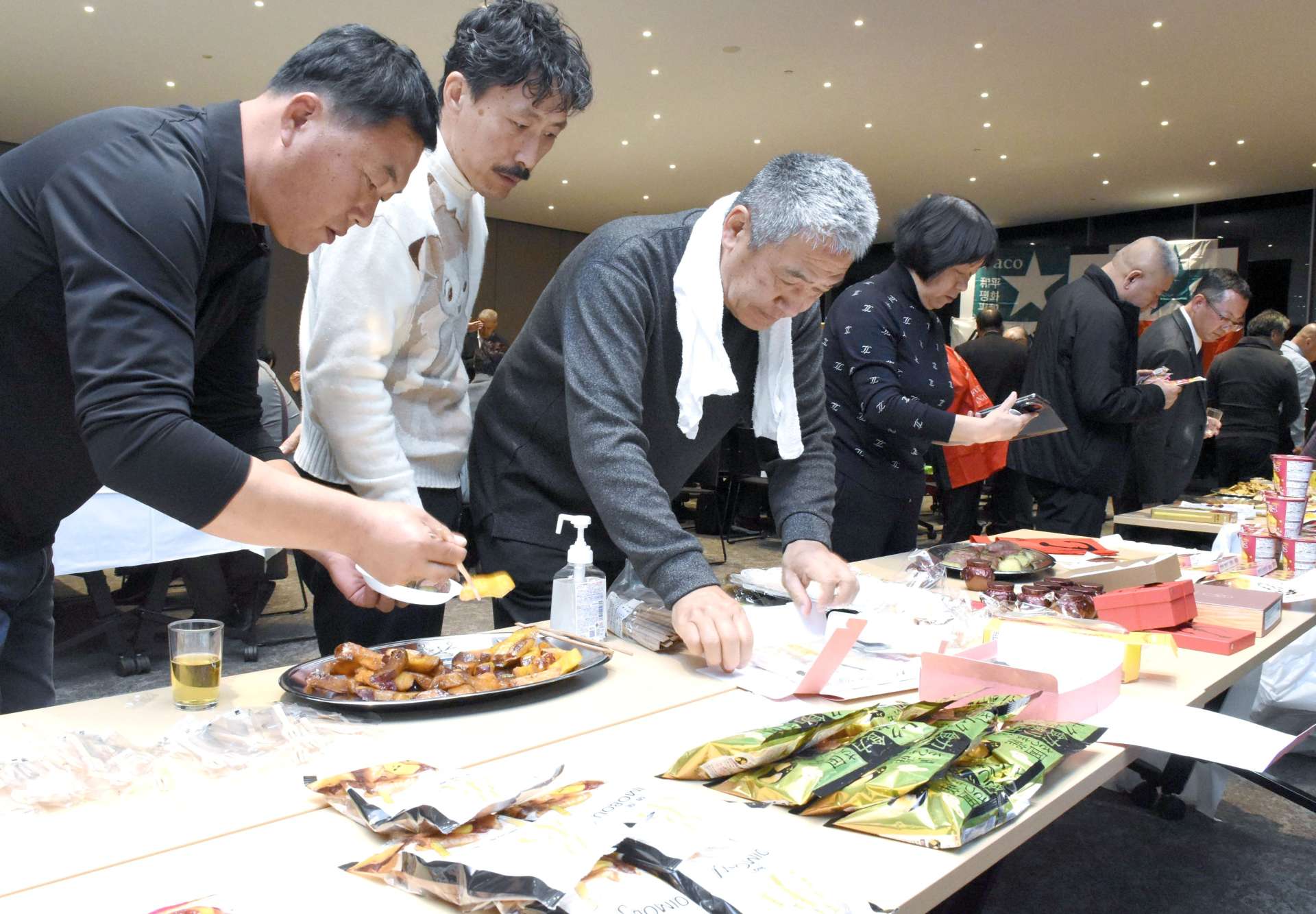 各国のサツマイモ加工品を食べ比べる参加者＝１１日、東京農業大学