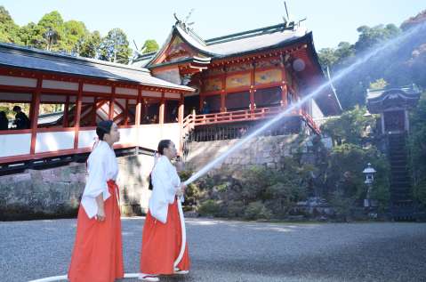 放水訓練をするみこ＝霧島市霧島田口