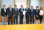 要求書を塩田康一知事（左から４番目）に手渡す県民連合の県議＝１３日、県庁