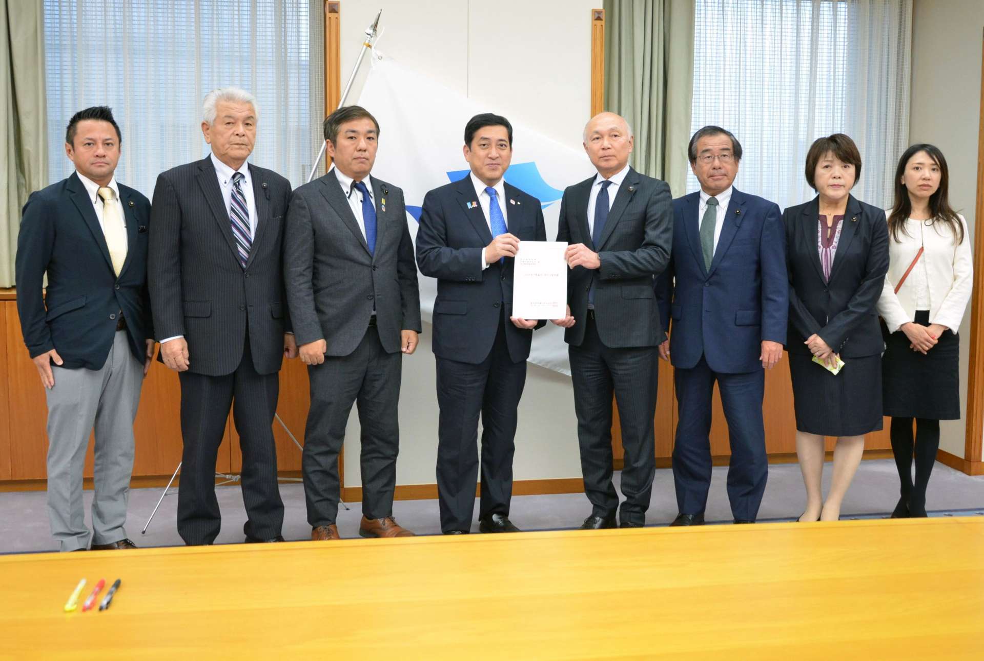 要求書を塩田康一知事（左から４番目）に手渡す県民連合の県議＝１３日、県庁
