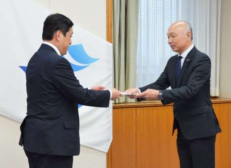 要求書を塩田康一知事（左）に手渡す福司山宣介会長＝１３日、県庁