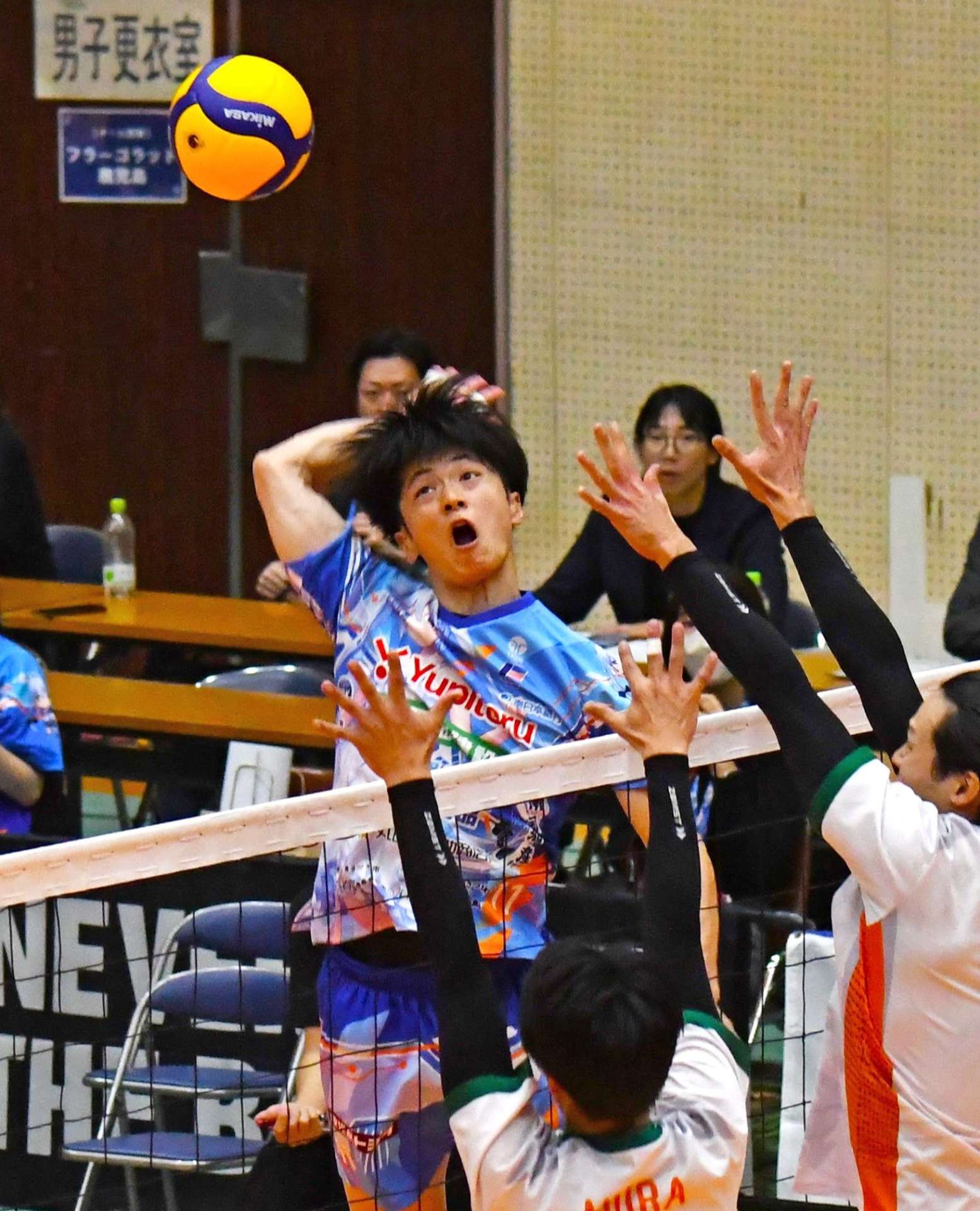 第１セット、スパイクを打つフラゴラの迫田＝日置市のフラゴラアリーナ日置