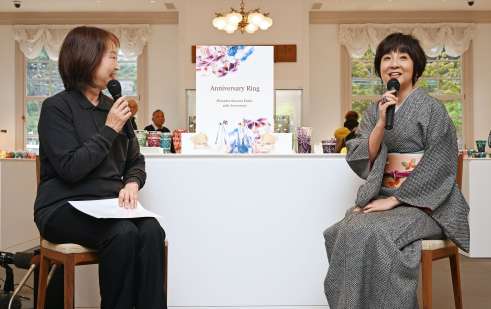 薩摩切子のアニバーサリーリング制作発表会に登壇した藤田朋子さん（右）＝鹿児島市吉野町の磯工芸館