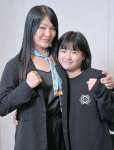 キックボクシングでさらなる高みを目指すボクサーの吉田実代と長女の実衣菜さん＝南日本新聞会館（田中公人撮影）