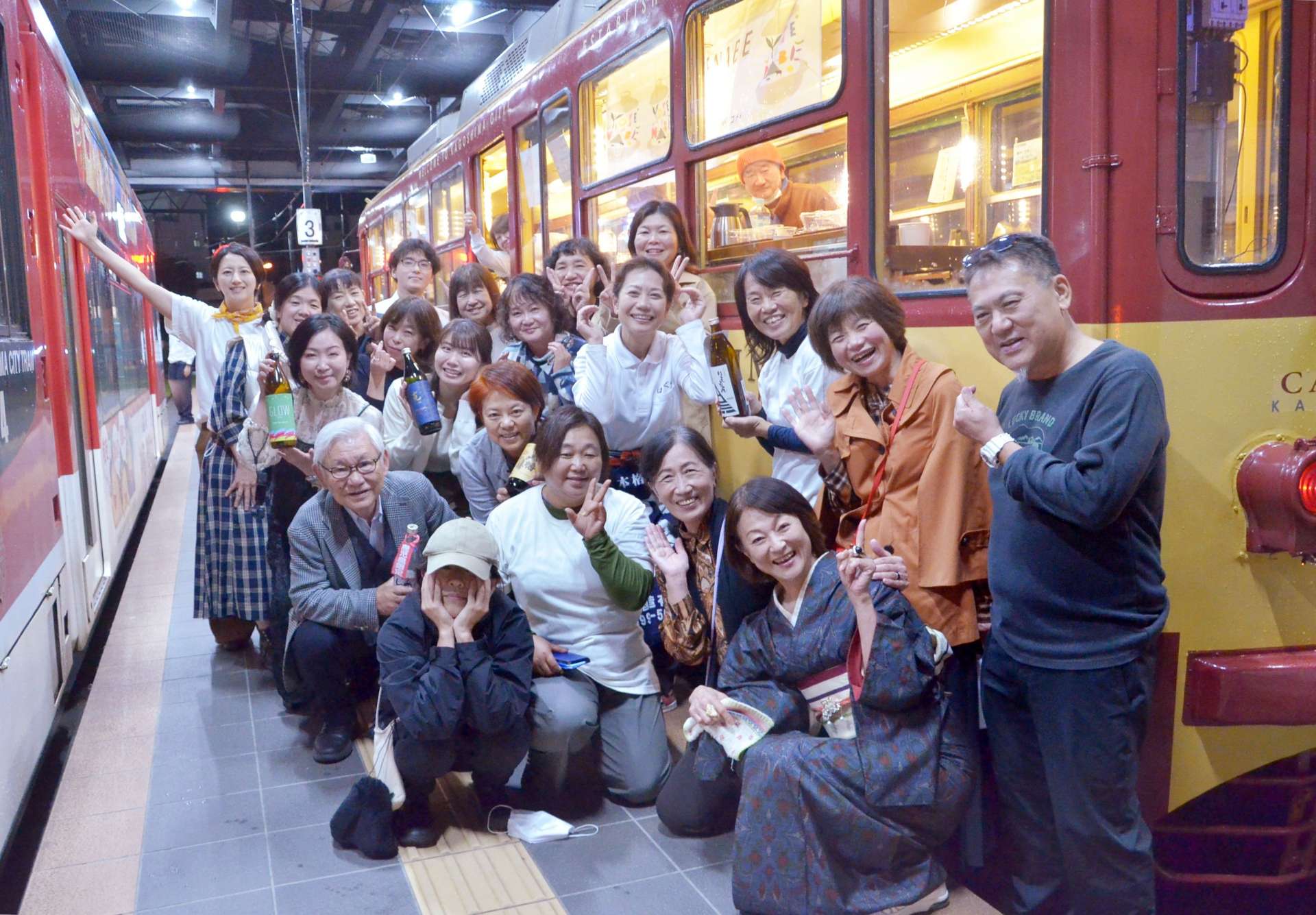 女性農業者が中心となって企画した鹿児島市電で焼酎を楽しむイベントの参加者ら＝１３日、鹿児島市