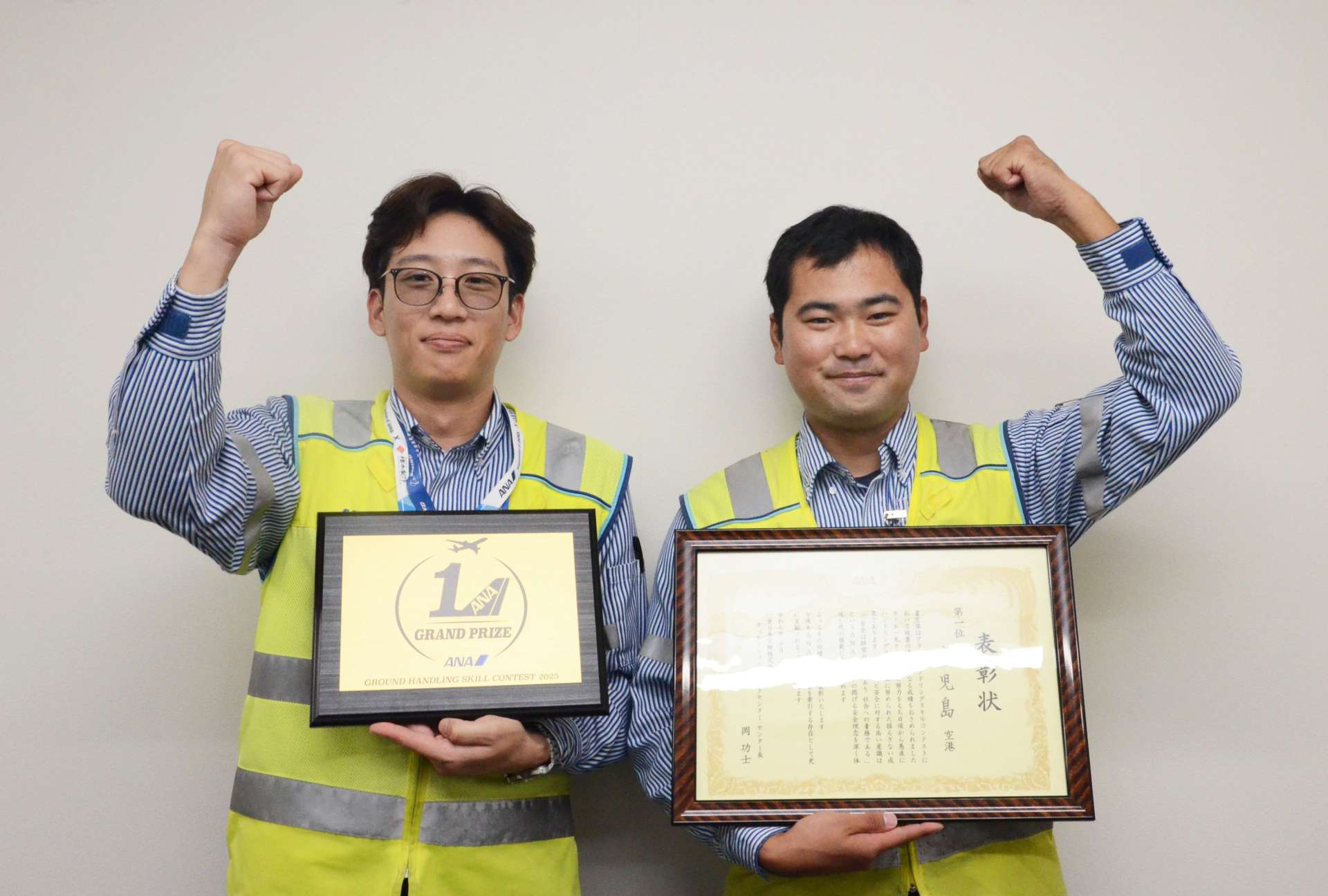 全日空主催の地上職員コンテストで優勝した宮原知也さん（左）と青山祐也さん＝１４日、霧島市の鹿児島空港