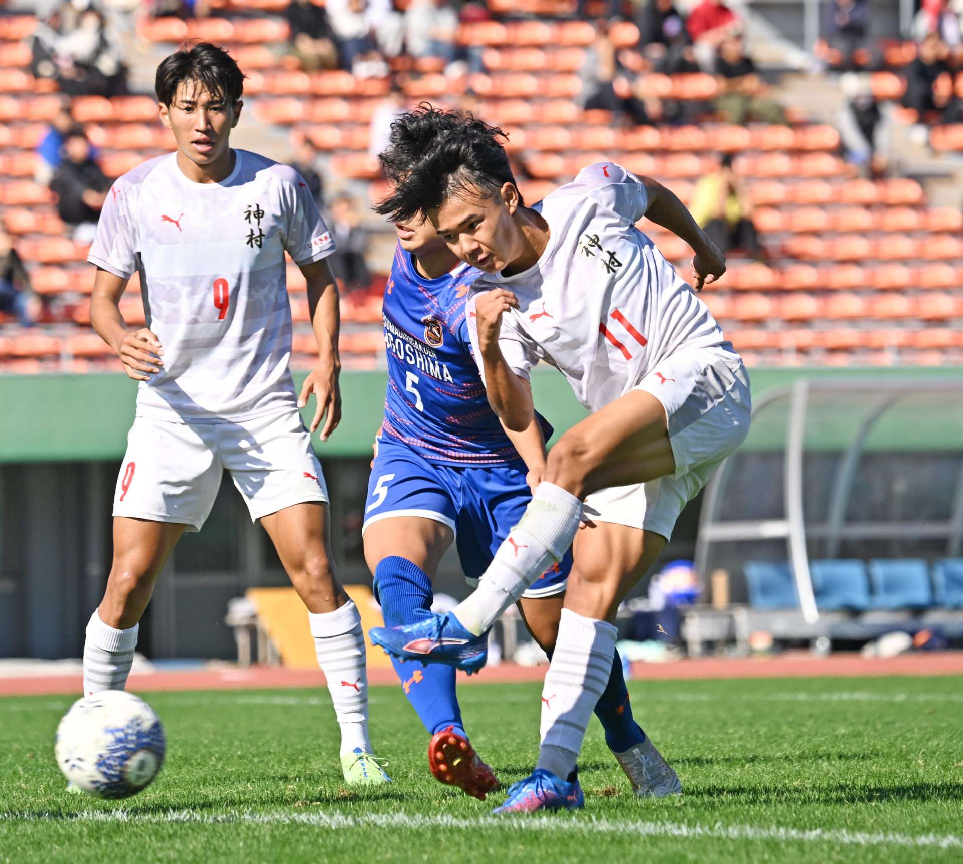 前半２９分、神村の徳村（１１）がシュートを決める＝白波スタジアム