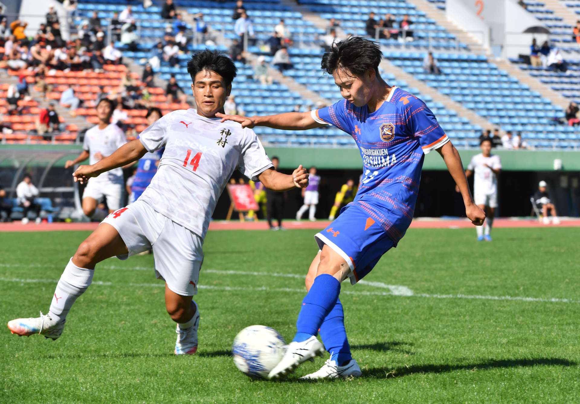 後半、シュートを放つ鹿児島の栗山＝白波スタジアム