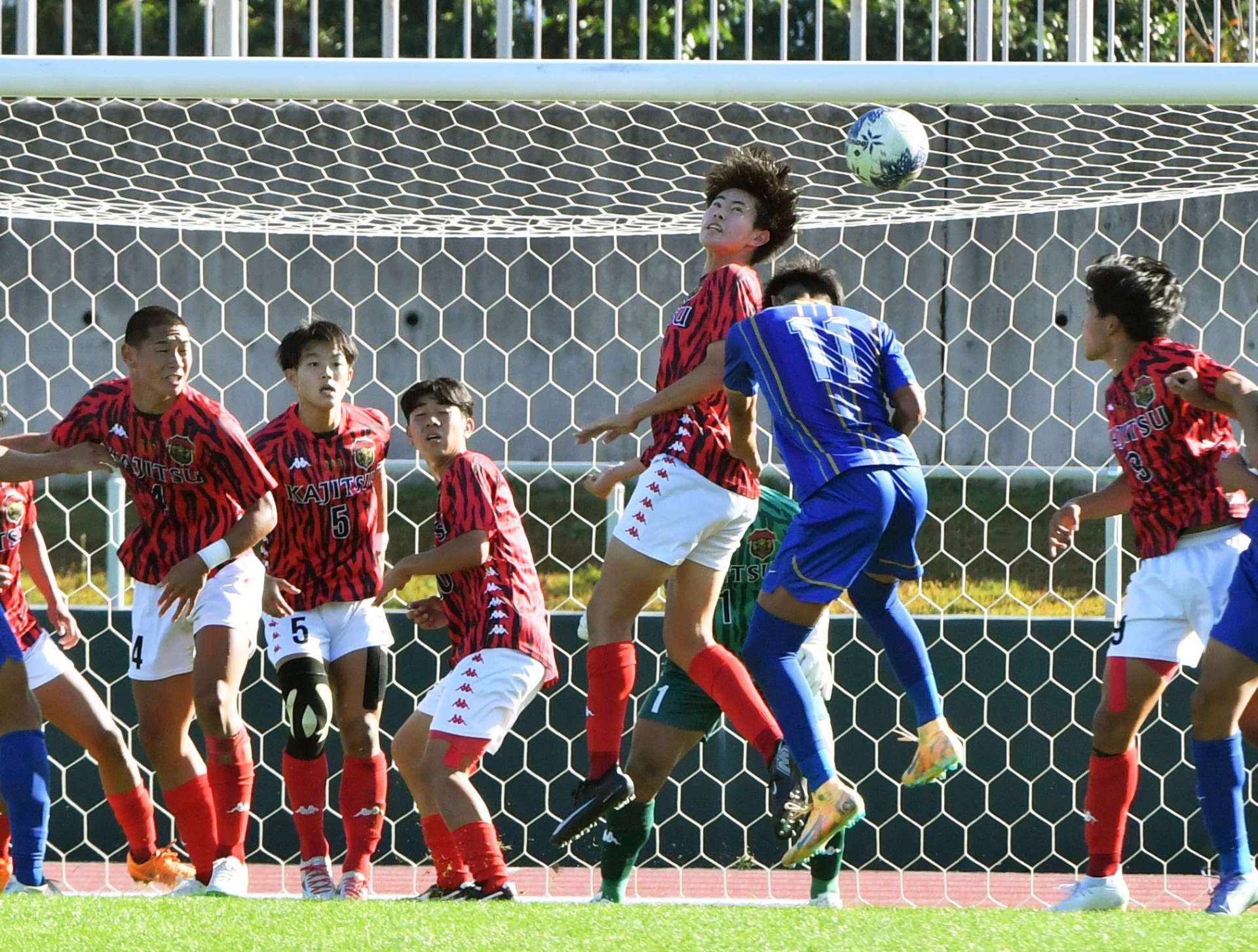 必死にディフェンスする鹿実イレブン＝白波スタジアム