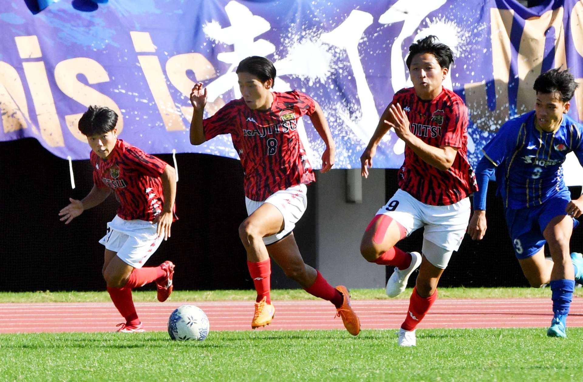 右サイドを攻め上がる鹿実の池口（８）ら＝白波スタジアム