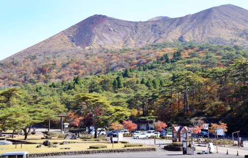 鮮やかに色づく紅葉＝１４日、霧島市霧島田口の高千穂河原