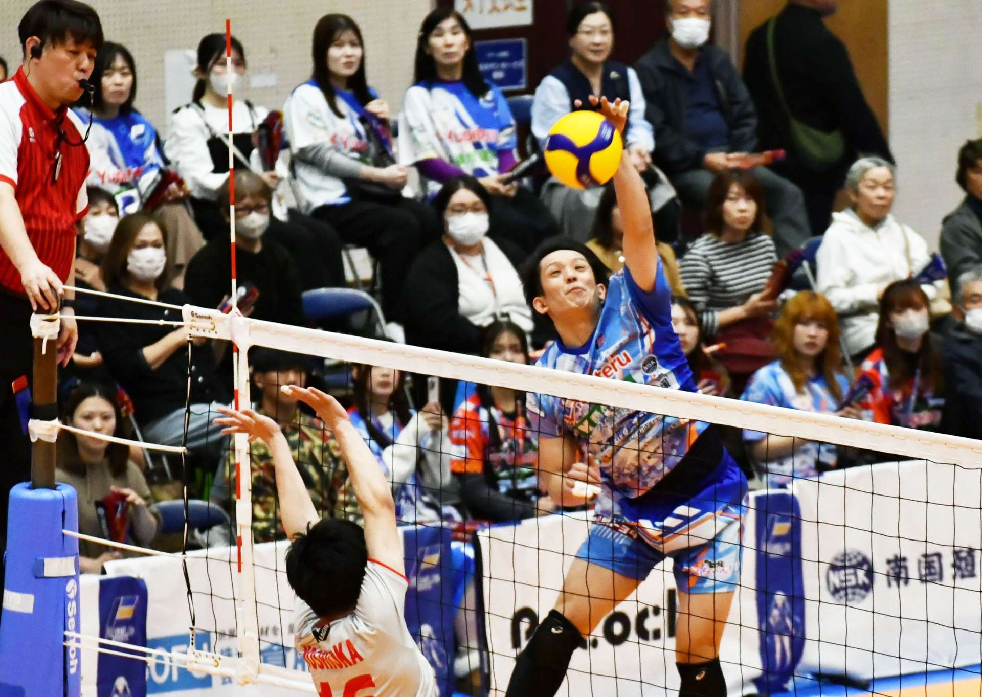 第１セット、アタックを放つフラーゴラッド鹿児島の長友＝フラゴラアリーナ日置