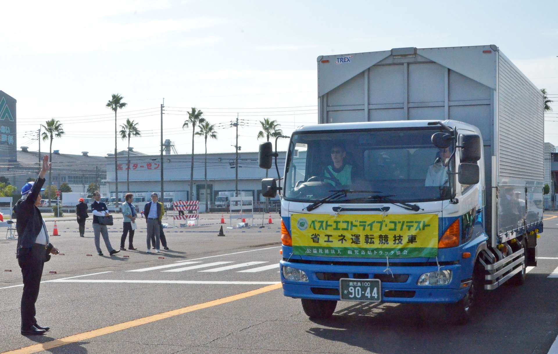 運転技術を競うベストエコドライブ・コンテスト＝鹿児島市谷山港１丁目の県運転技能向上センター