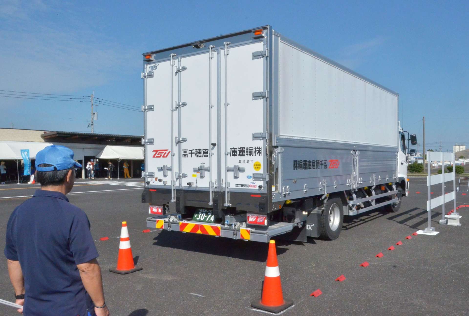 運転技術を競うベストエコドライブ・コンテスト＝８日、鹿児島市谷山港１丁目の県運転技能向上センター